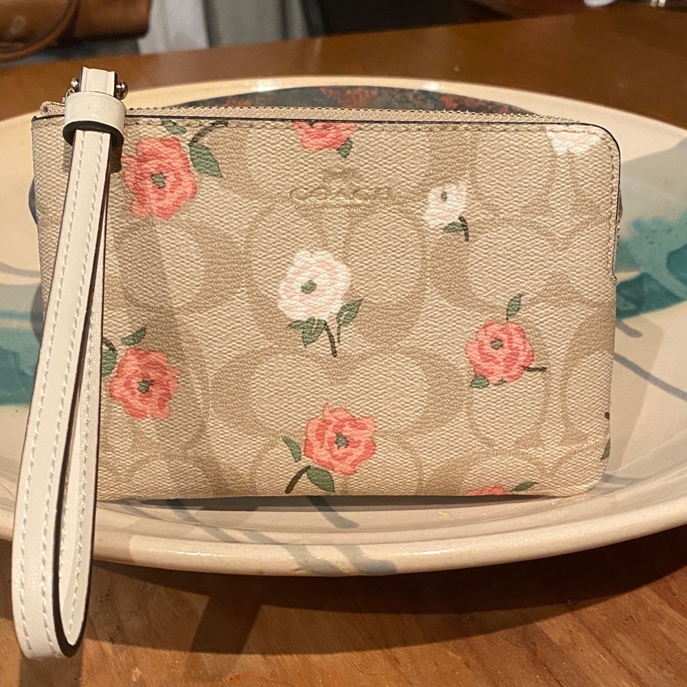 NWTO Coach Corner Zip Wristlet in Signature Canvas with Floral Print